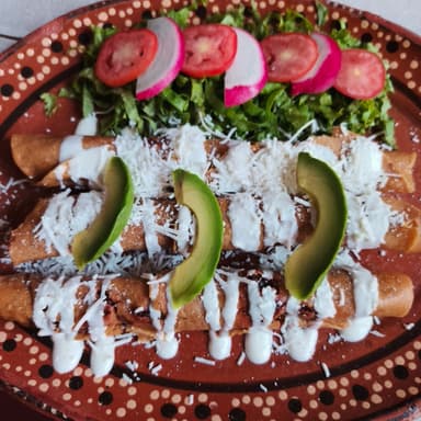Flautas de carne desebrada