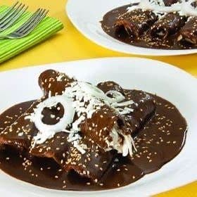 Taquitos Bañados en Mole