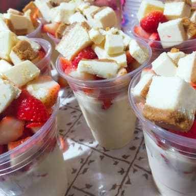 Fresas con crema y pay de queso