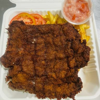 Bistec Empanizado con Papas Ensalada