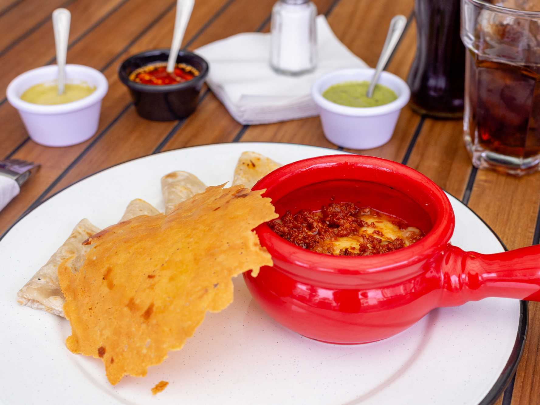 Cazuelita de Queso Fundido con Longaniza