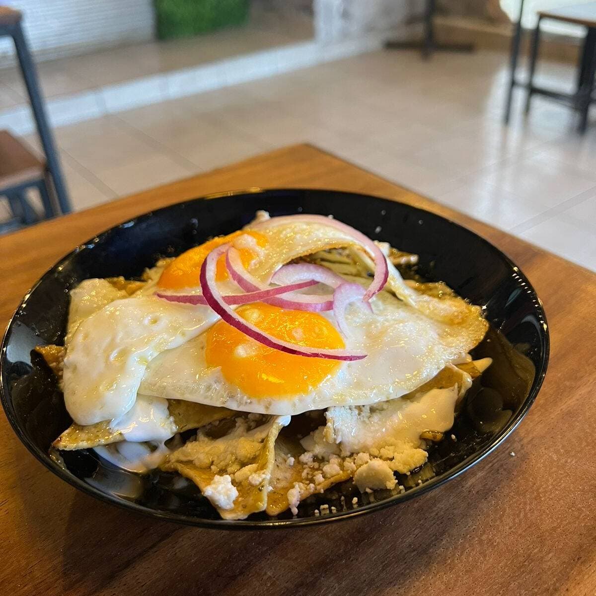 Chilaquiles Rojos con Huevo