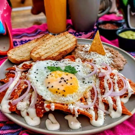 Chilaquiles con Huevo Estrellado Montado