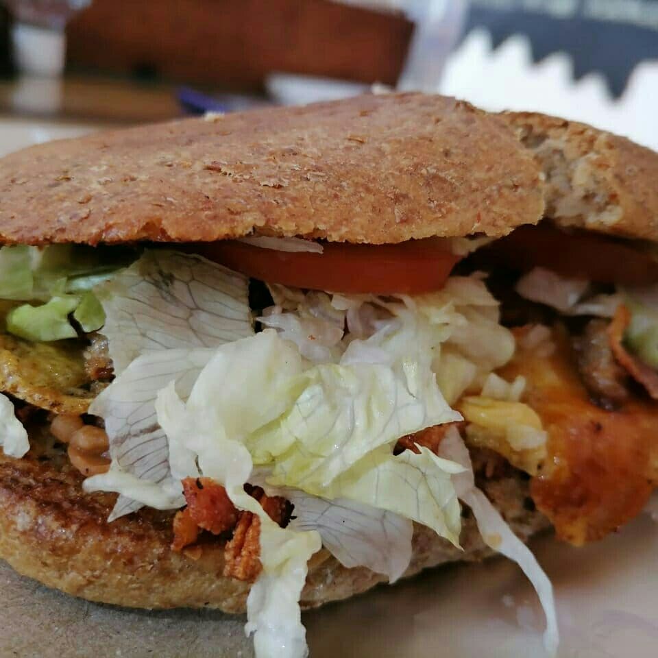 Milanesa y Queso Gouda con Pan Vegano