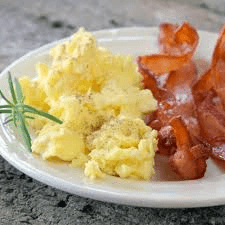 Huevos con Tocino
