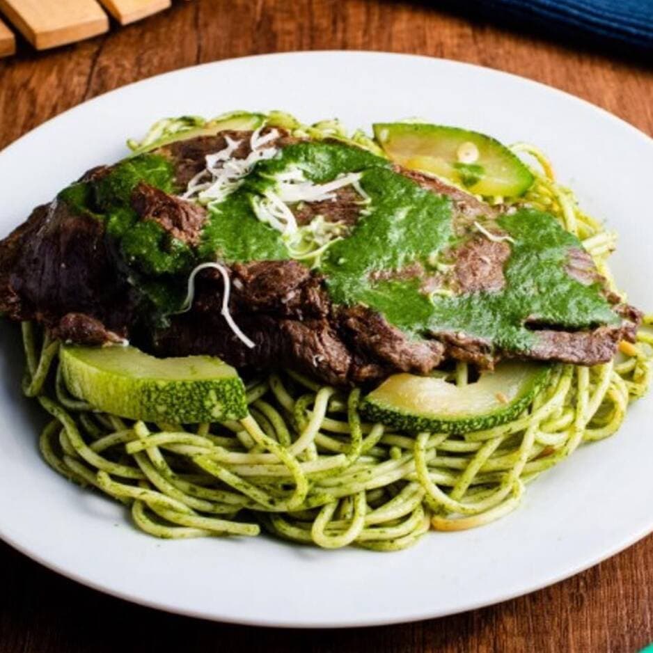 Tallarines al Pesto con Bistec