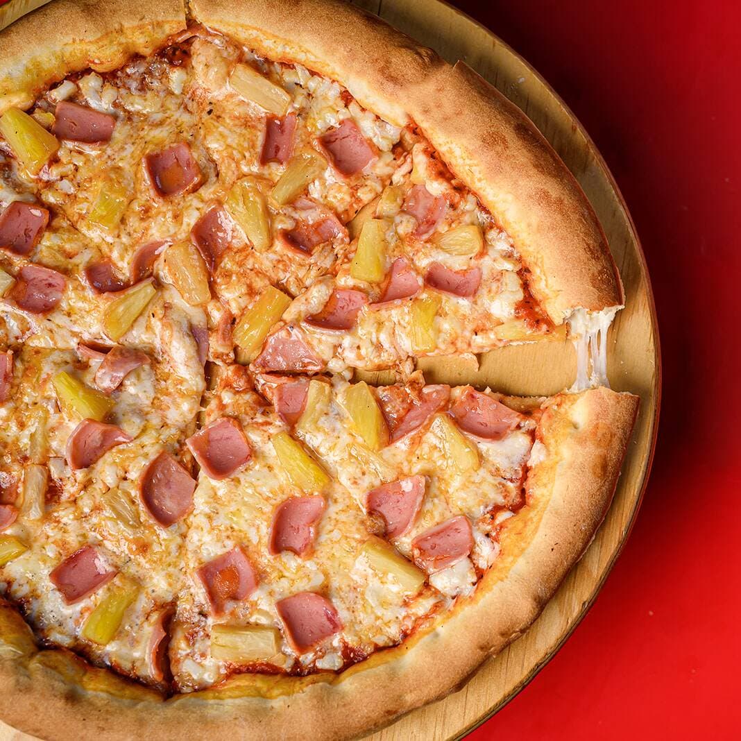Pizza Hawaiana Clásica con Orilla Rellena