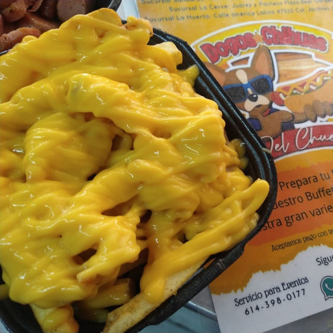 Papas con Queso y Chipotle