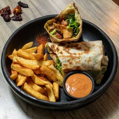Wrap de Pollo Agrandado en Combo + Papas + Bebida