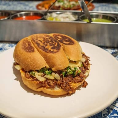 Torta de birria de res