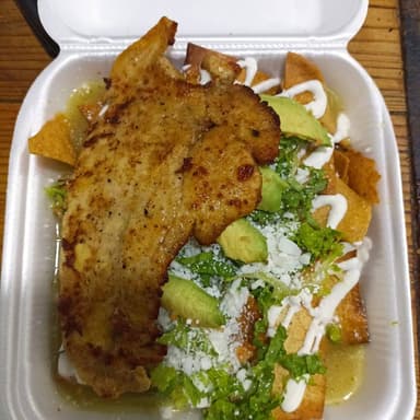 Chilaquiles Verdes con Milanesa de Pollo