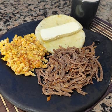 Arepa con Desmechada