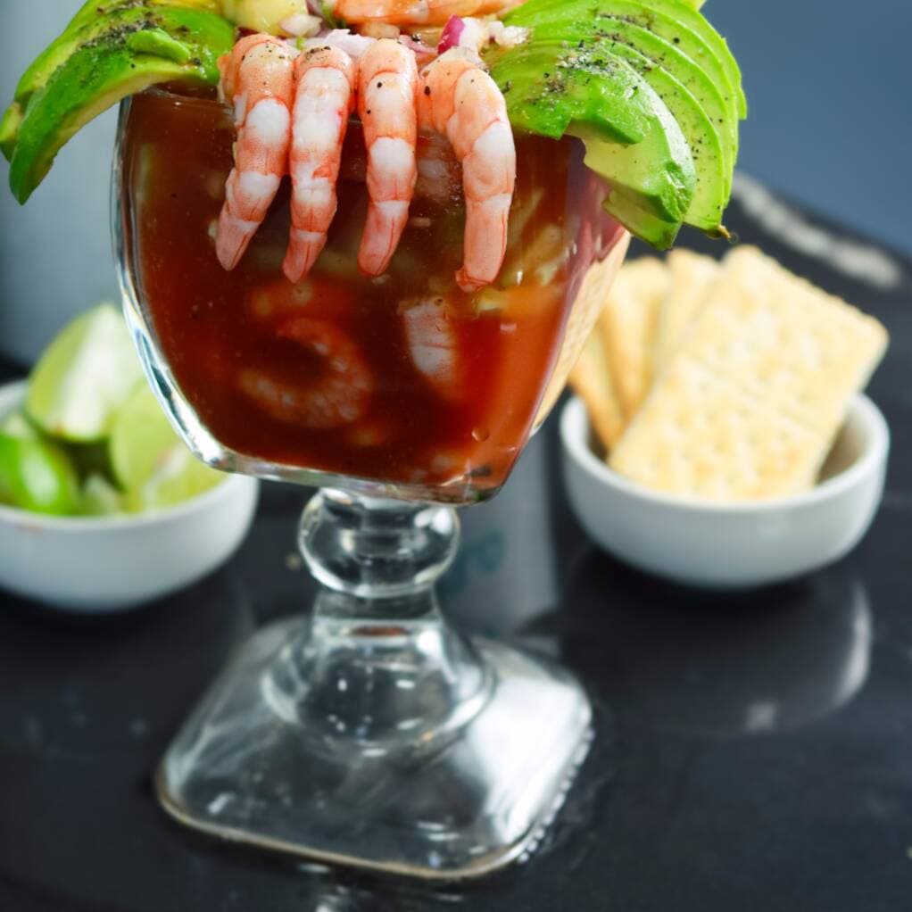 Coctel de Camarón Grande + Coca Cola 600 Ml