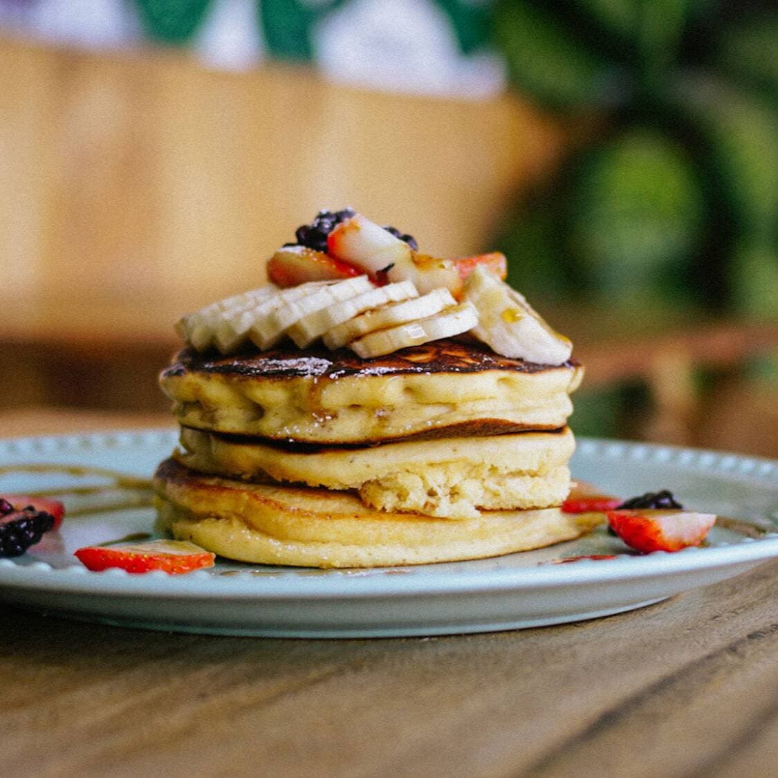 Hot Cakes con Fruta y maple