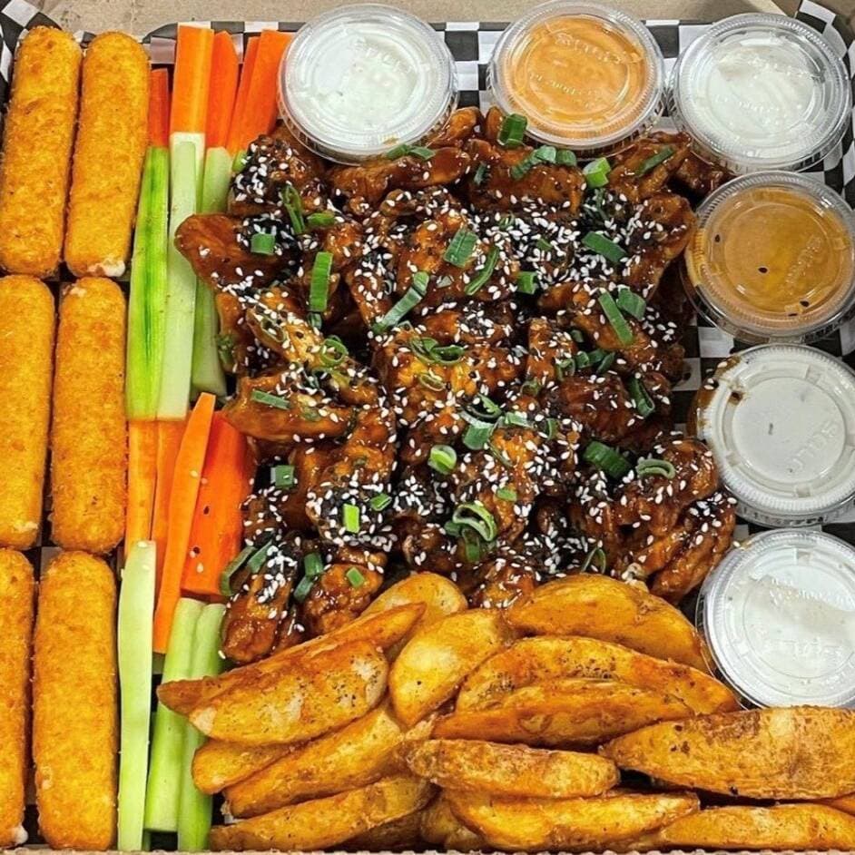 PAQUETE FAMILIAR BONELESS Y SNACKS