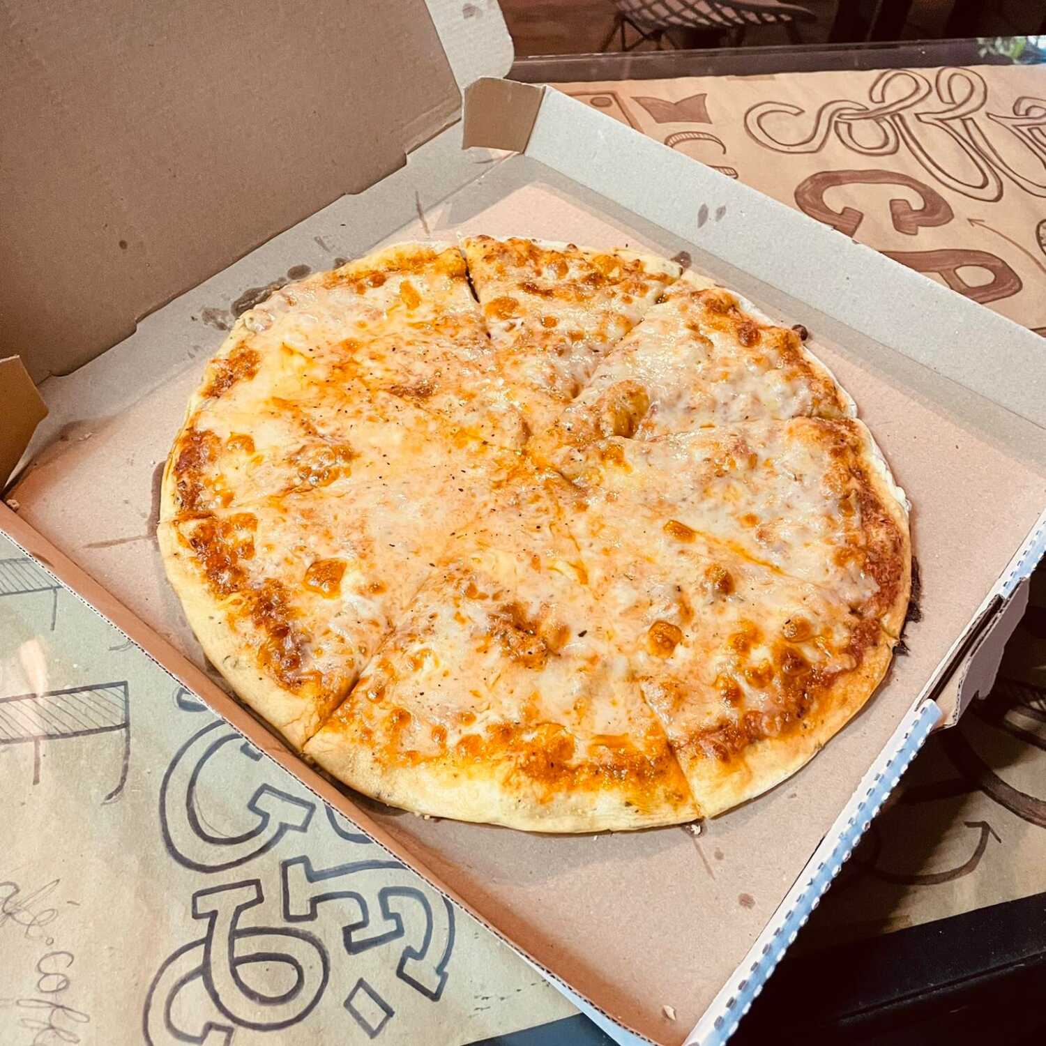Pizza3 quesos 8 reb, 35 cm de diametro aprox