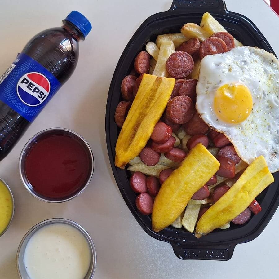Salchipapas a lo Pobre más Pepsi