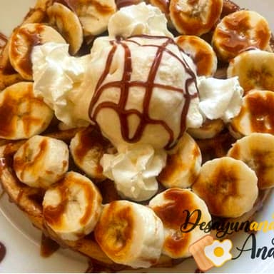 Waffle con Fruta y Nieve