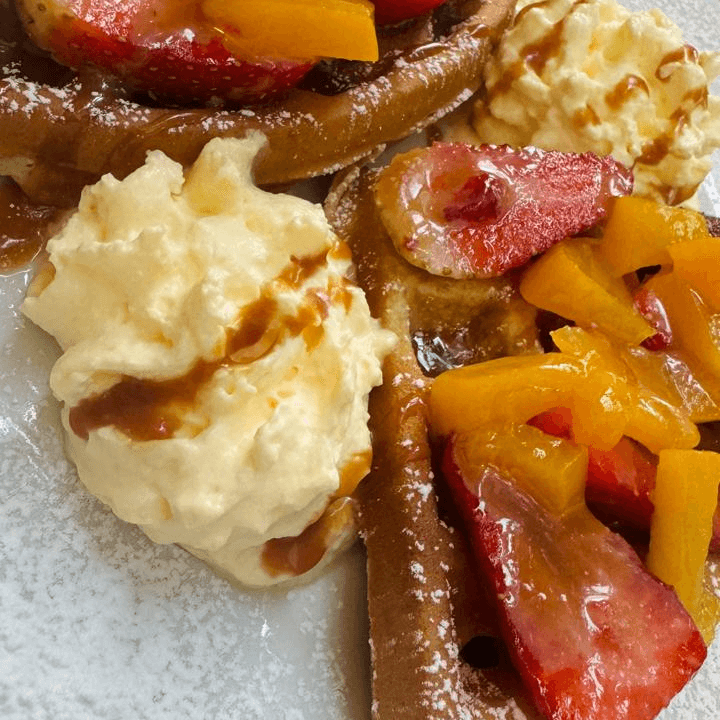 Waffle Arequipe Fresa y Durazno pequeño