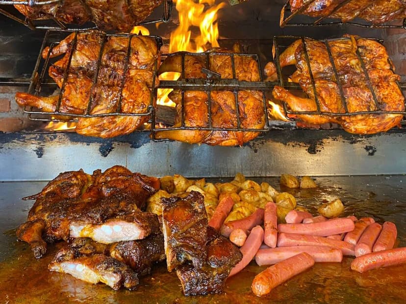 Pollos y Costillas a la leña Leo
