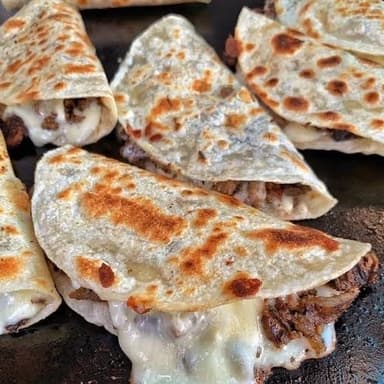 Quesatacos de carne asada