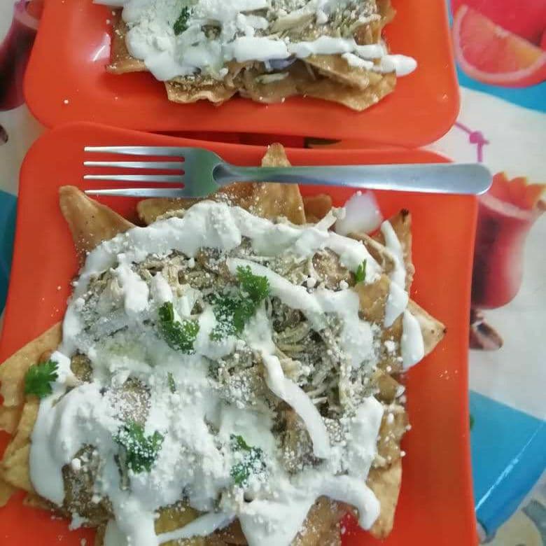 Chilaquiles Verdes con Pollo, Queso, Crema y Cebol