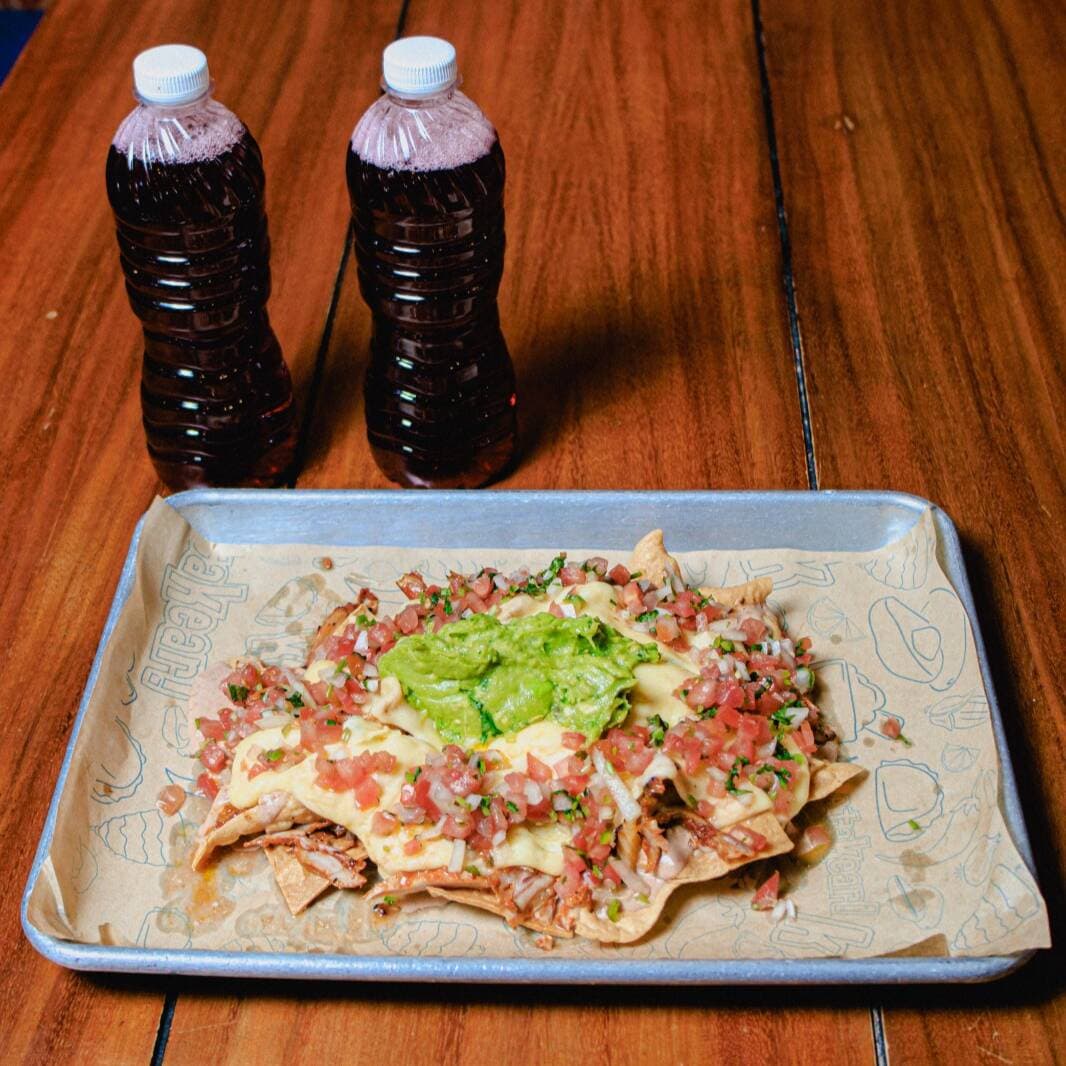 MEGA NACHOS AL PASTOR + 2 JAMAICAS 500ML