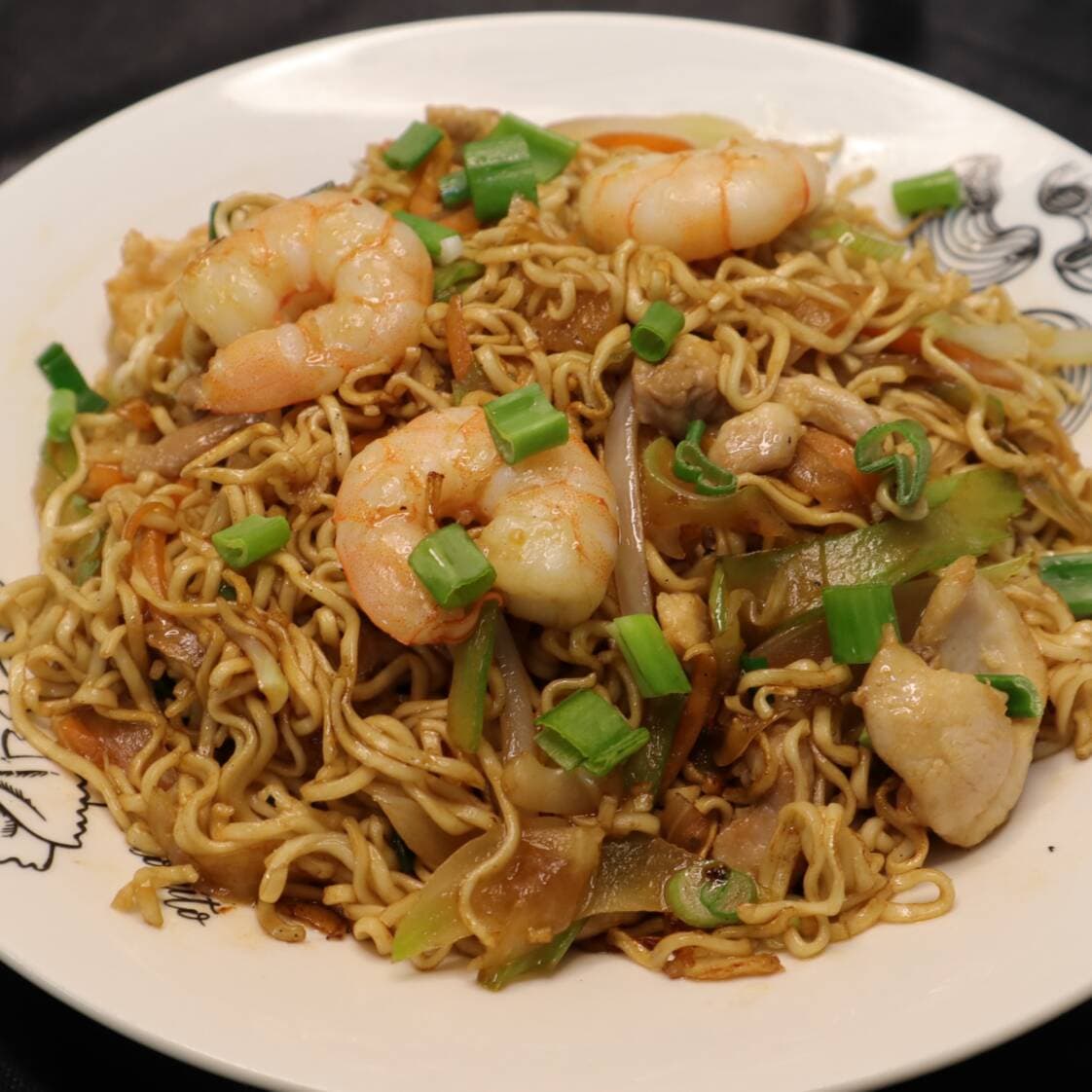 Fideo Chino con Res, pollo y camarón