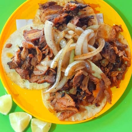 Tacos de pastor y coca