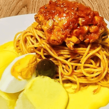 Tallarines Rojos con Papa a la Huancaina
