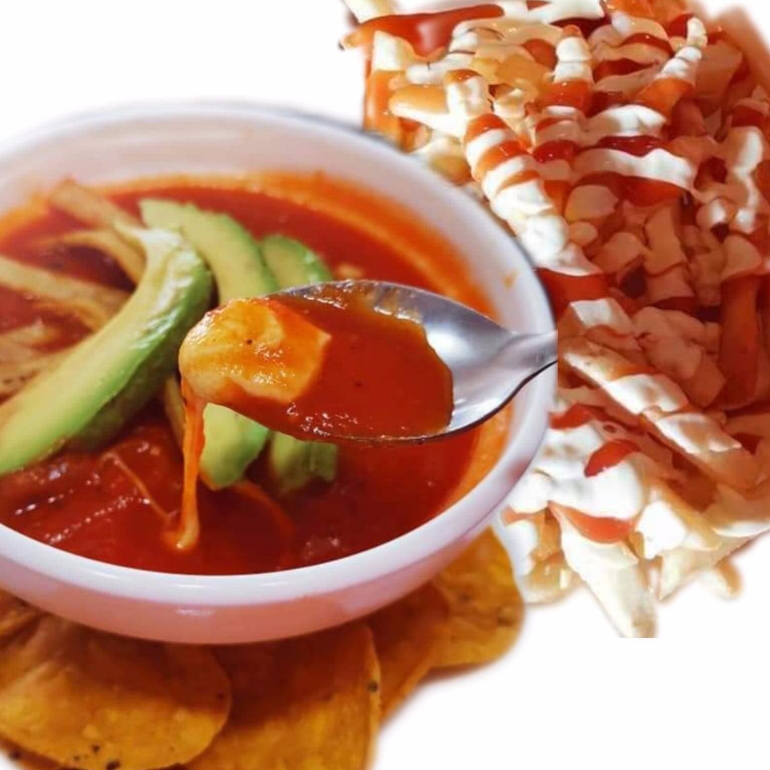 Sopa Azteca con Pollo (pica) y Salchi Papa Pequeña