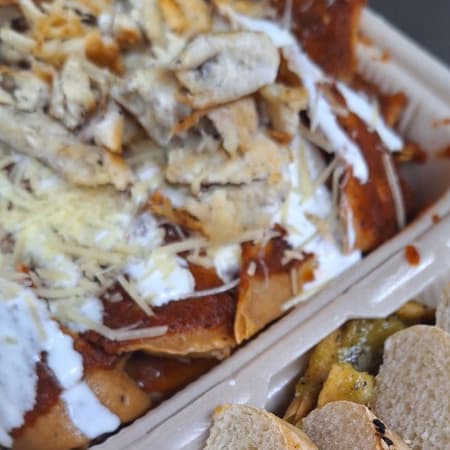 Chilaquiles Rojos con Carne Asada
