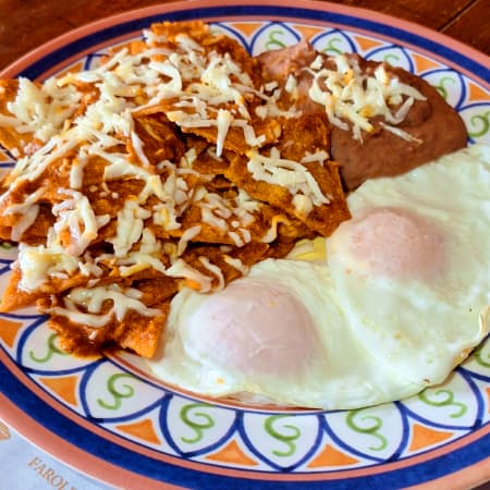 Chilaquiles Rojos con Huevos