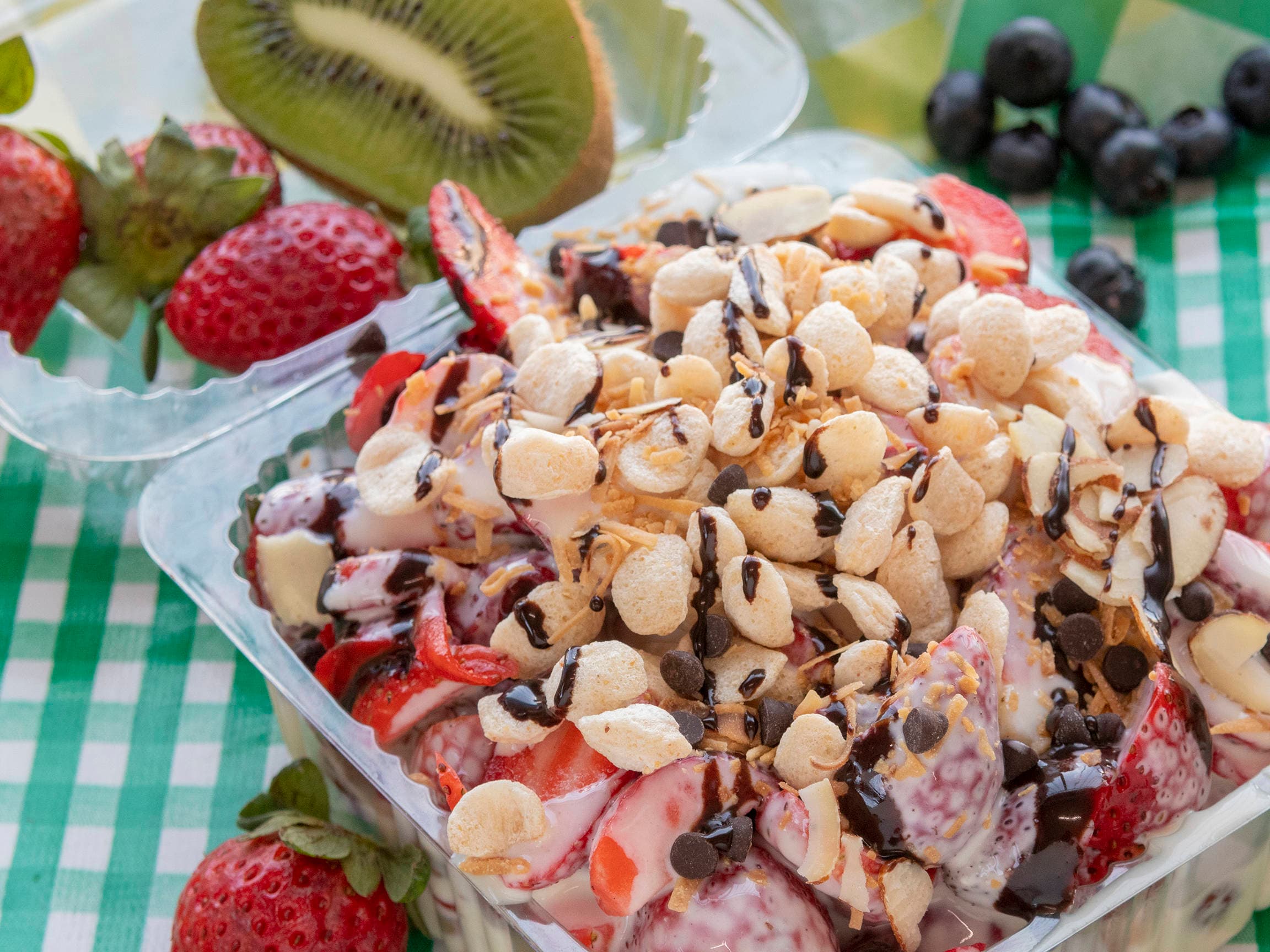 Fresas picadas con crema de bionico