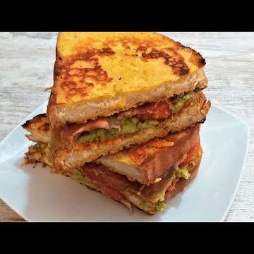 Sandwich de Huevo con Jamón y Aguacate