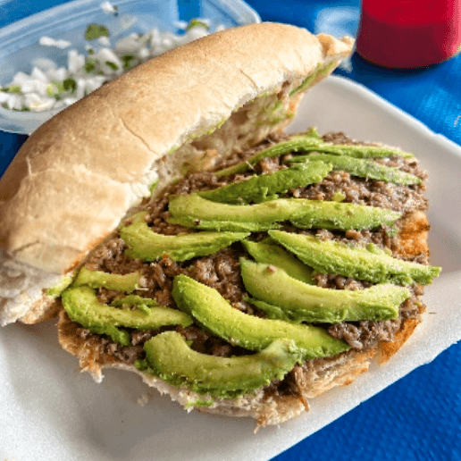 Lonche de Barbacoa con Aguacate
