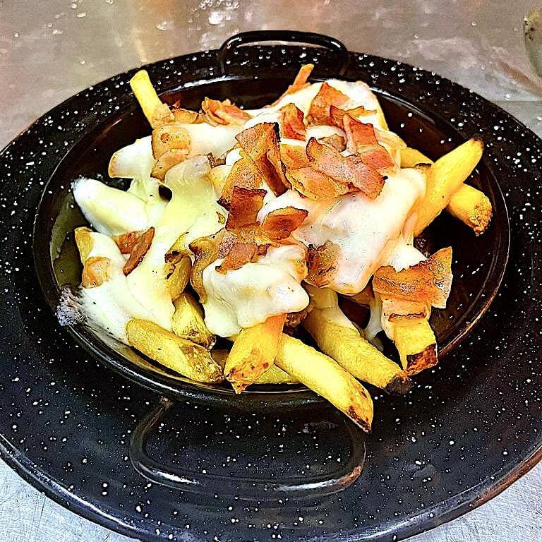 Papas, Queso Gratinado y Tocino