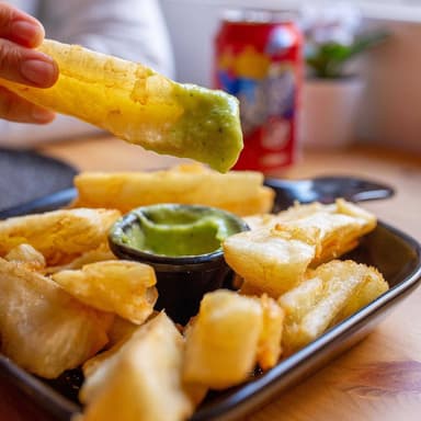 YUCAS FRITAS CON GUASACACA