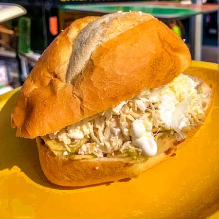 Torta de Chilaquiles Verdes con Pollo Deshebrado