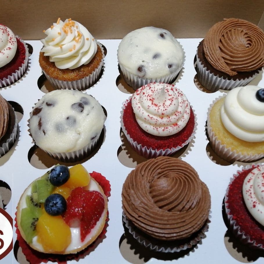 Caja Decorada con 12 Cupcakes