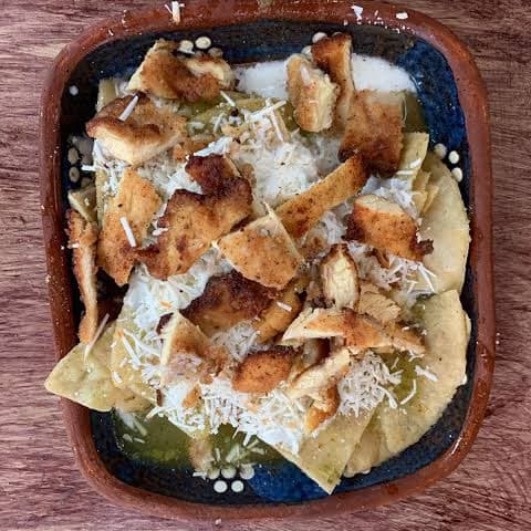 Chilaquiles con Pechuga Empanizada