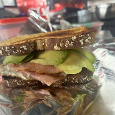 Sándwich Huevo Estrellado con Jamón, Queso y Aguac