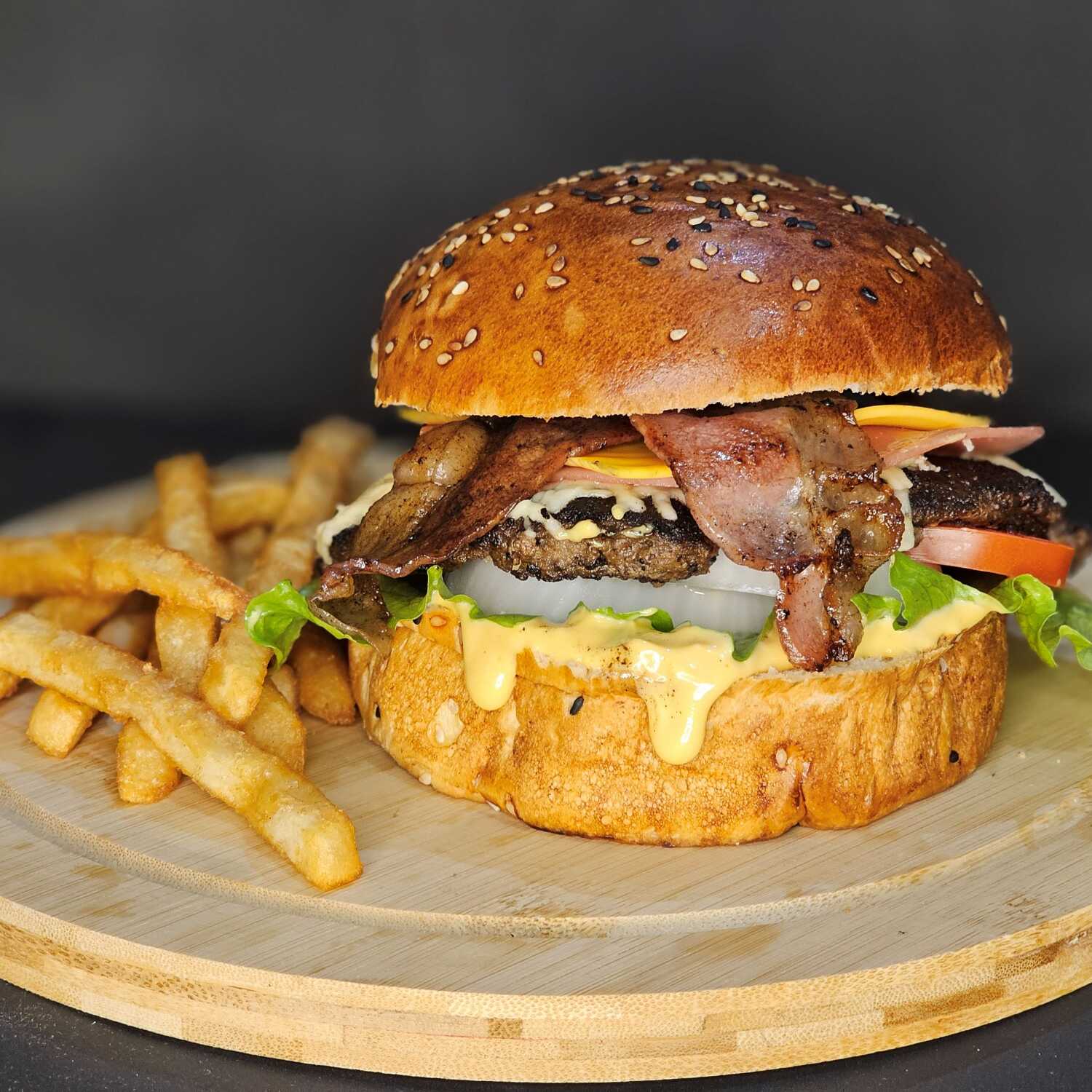 Hamburguesa Tocino con Papas