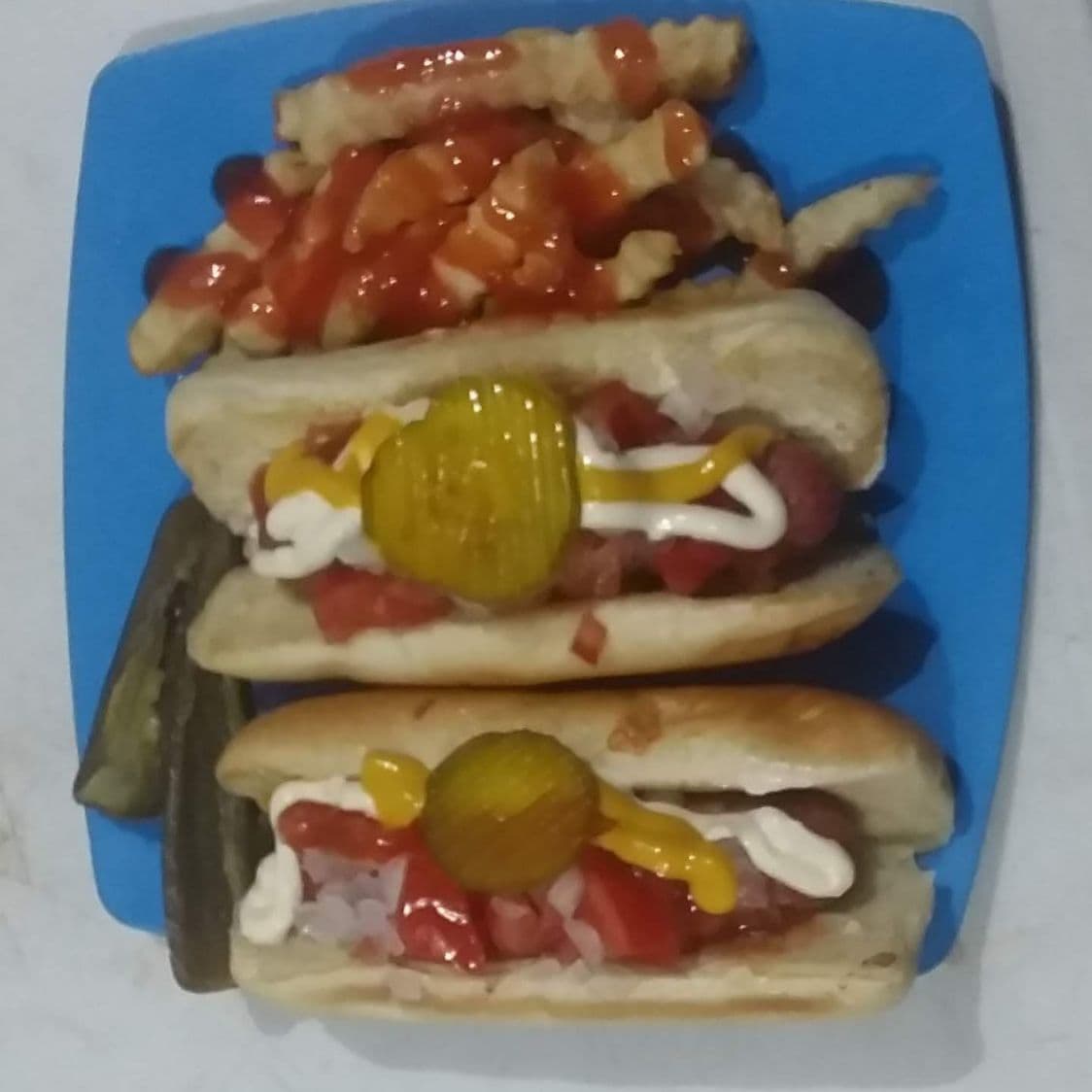 3 hotdogs chicos con tocino y papas