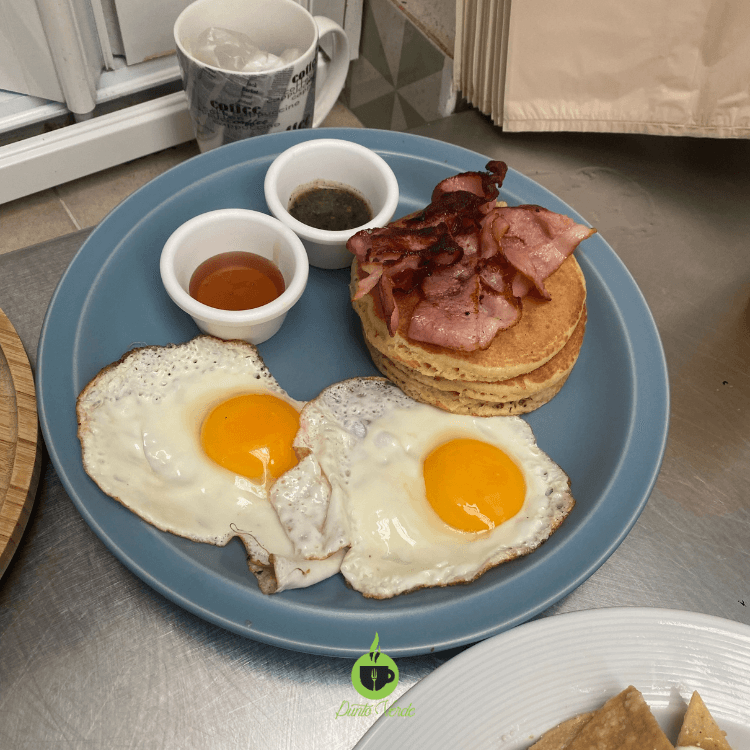 HOT CAKE HUEVOS CON TOCINO
