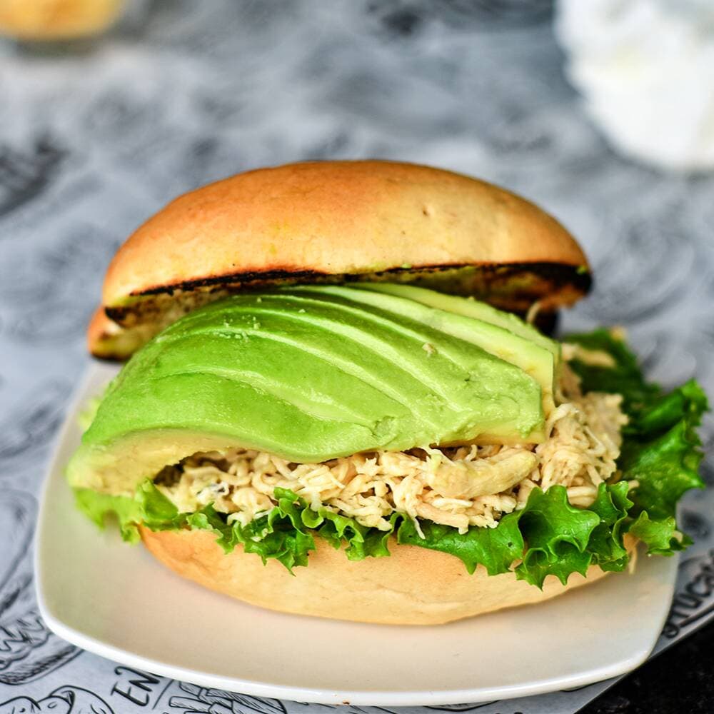 Sánguche de Pollo con Palta + Jugo de Papaya