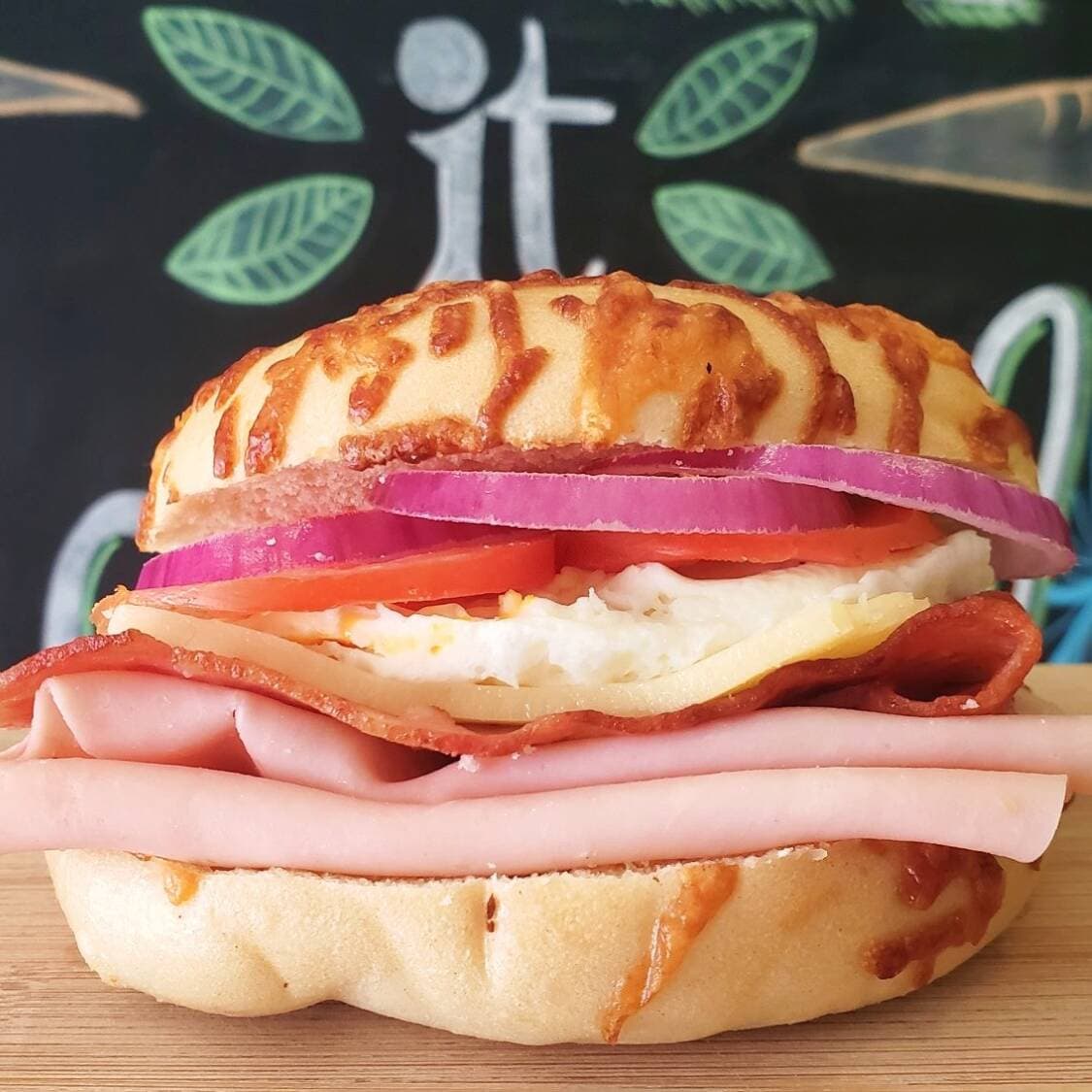 Bagel huevo con tocino
