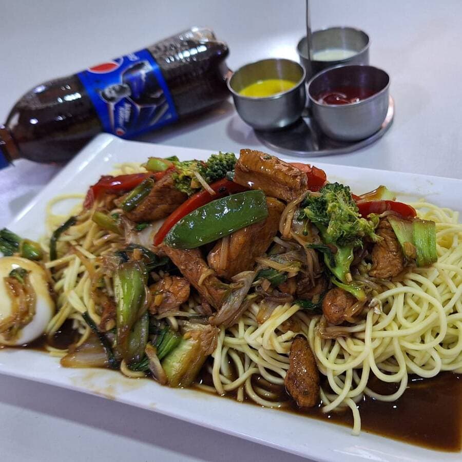 Lomo Saltado y Tallarín Saltado más 2 Pepsi