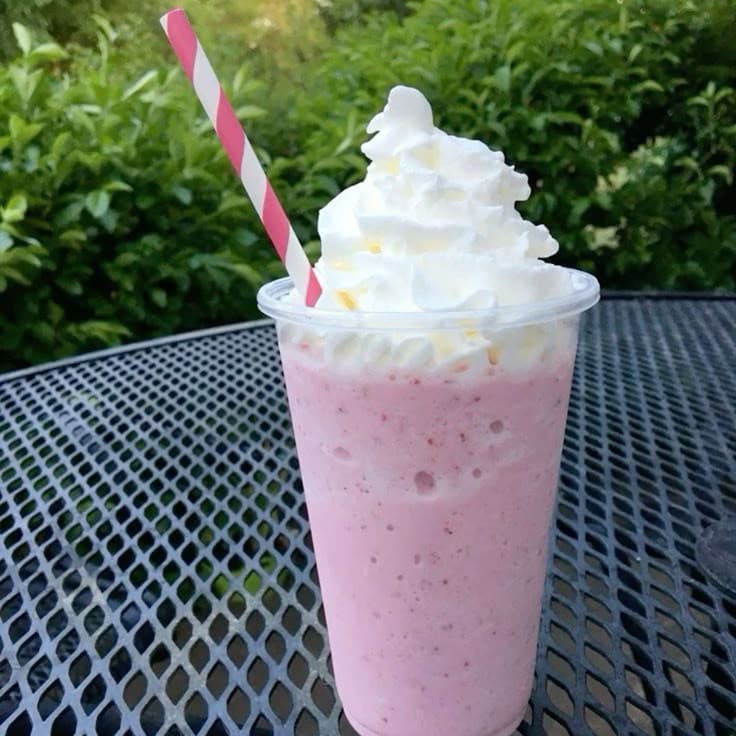 FRAPPE DE FRESAS CON CREMA 16 Oz