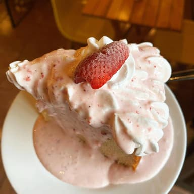 Rebanada de Pastel de Fresas con Crema
